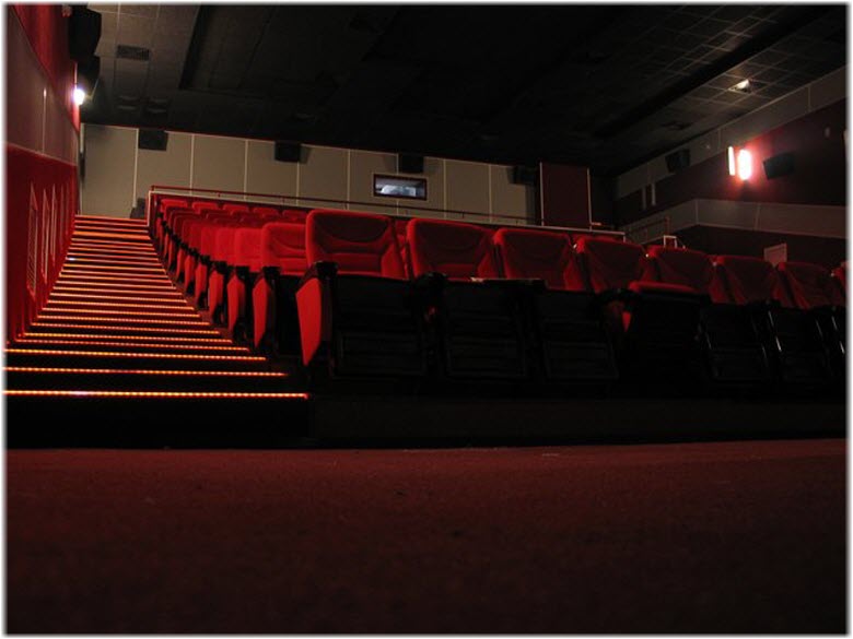 Красный зал кинотеатра Премьер
