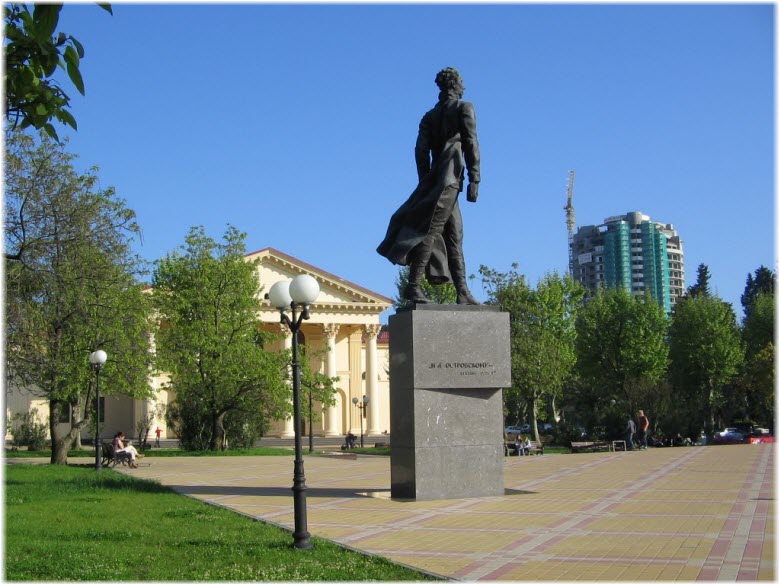 памятник Островскому на площади
