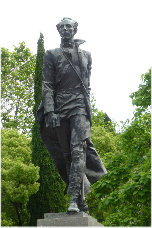 фото памятника Николаю Островскому