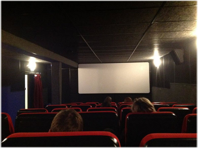 красный зал кинотеатра