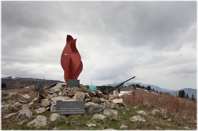 памятники на Грачевском перевале