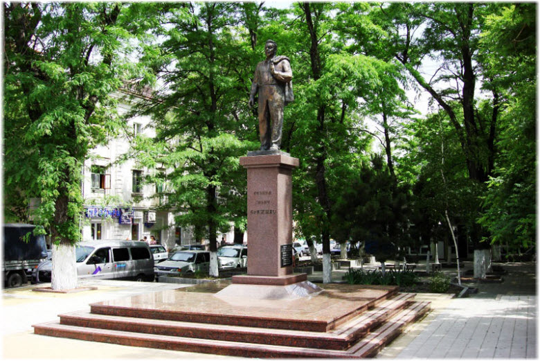 памятник Брежневу в Новороссийске