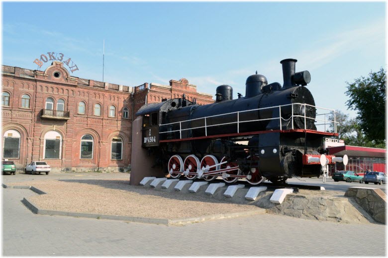 памятник поезду у ЖДВ Таганрог-2